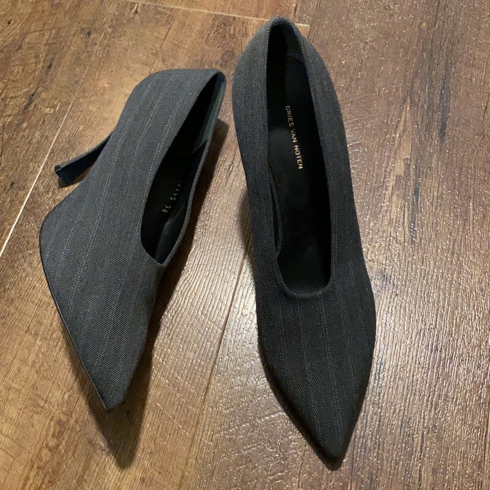 $600 DRIES VAN NOTEN GREY POINTED TOE FELT PUMPS